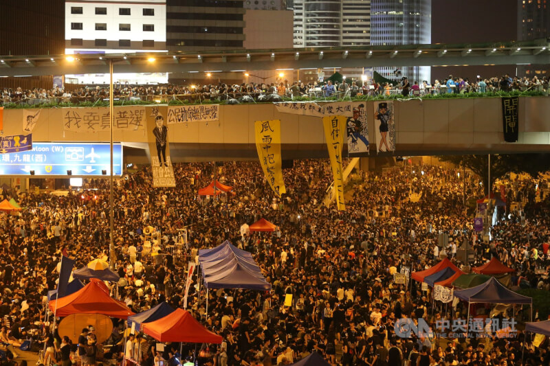 圖為香港2014年10月「占中」運動，許多民眾前往政府總部（政總）外的主要道路干諾道中一段表達抗議訴求。（中央社檔案照片）