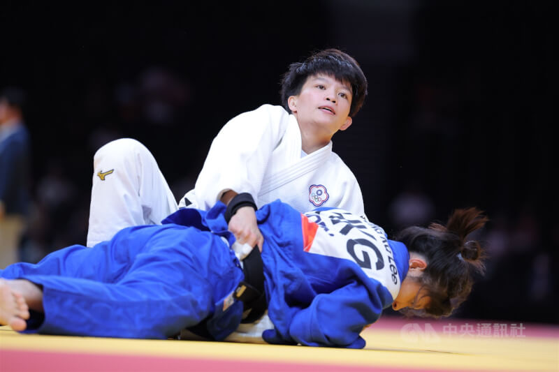 台灣好手林真豪（白衣）30日在名古屋亞運柔道女子48公斤級8強戰，擊敗對手晉級4強。中央社記者翁睿坤愛知攝　115年9月30日