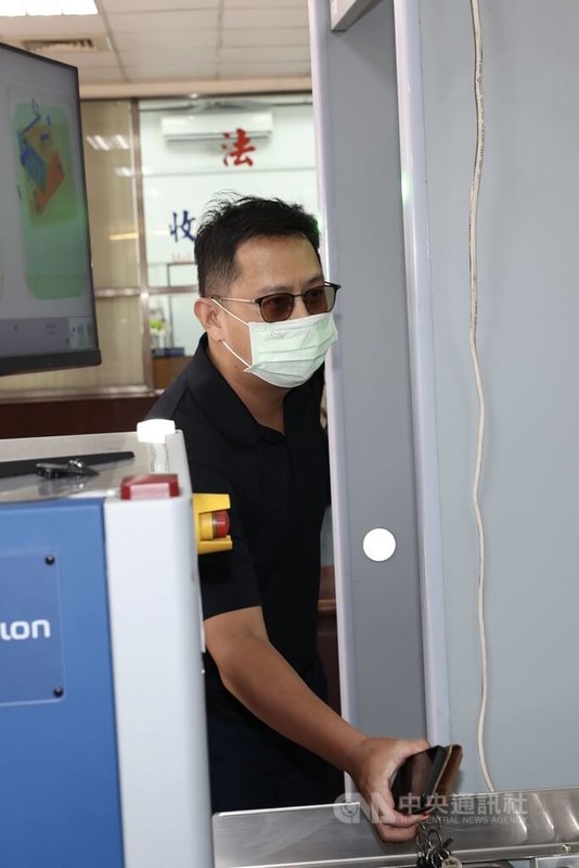 藝人王大陸等人被控個資法等案件，30日下午在台灣高等法院開庭，北市警察局刑事警察大隊偵三隊前代理隊長劉居榮（圖）不發一語，快速進入法院。中央社記者吳家昇攝 115年9月30日