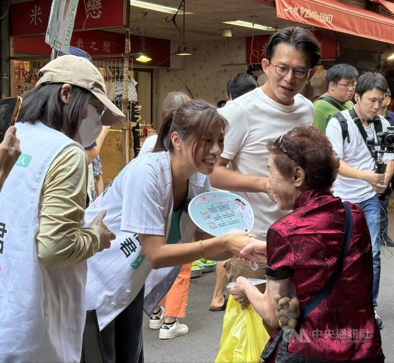 民眾黨主席黃國昌（左3）30日上午與黨籍新北市議員參選人陳怡君（左2）赴中和區華新街市場掃街，沿途與民眾熱情握手，爭取支持。中央社記者曹亞沿攝　115年9月30日