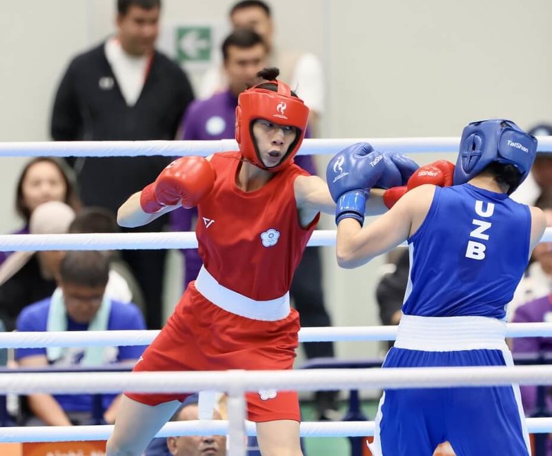 名古屋亞運30日進行女子拳擊60公斤級4強賽，台灣好手林郁婷（紅色）以5比0完勝烏茲別克選手，連2屆爭金。（代表團提供）中央社記者黎建忠愛知傳真　115年9月30日