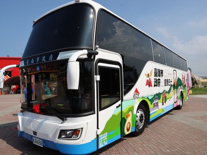 台南市首輛大型復康巴士1日淨車祈福後上路，可同時搭載6名輪椅使用者，還有21個座位提供家屬及工作人員搭乘。（台南市政府提供）中央社記者張榮祥台南傳真　115年10月1日
