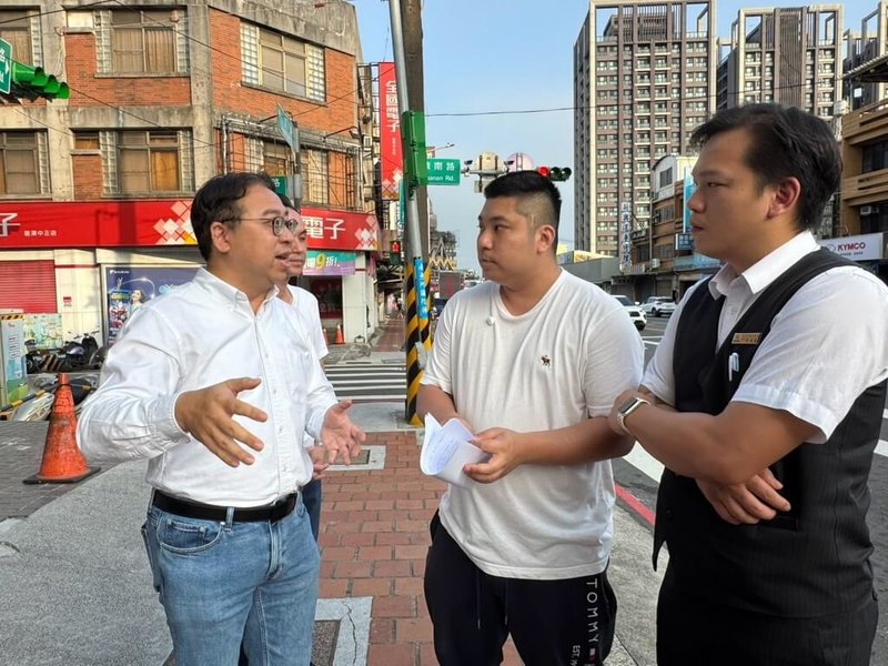 民進黨桃園市長參選人黃世杰（左）1日實勘桃園龍潭轉運站，質疑現場電子看板時間資訊不正確，且周邊缺乏完善的汽車臨停接送區及號誌，停車空間不足、動線不良，市府應在啟用前就有完整規畫，而非營運後才滾動式檢討。（黃世杰團隊提供）中央社記者葉臻傳真　115年10月1日