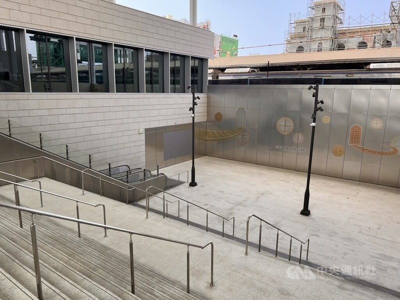 台南市區鐵路地下化第一階段通車倒數，鐵道局工程團隊1日帶媒體導覽台南車站，圖為下沉式廣場。中央社記者黃巧雯攝　115年10月1日