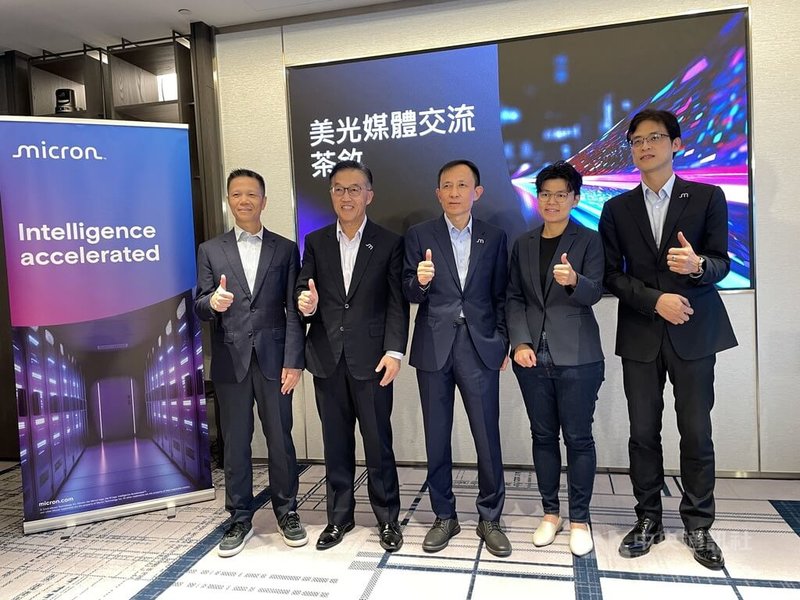 台灣美光1日舉行媒體交流會，預期2027年、2028年記憶體供應市況將比2026年更加吃緊，圖為台灣美光董事長盧東暉（中）率高階主管合影。中央社記者鍾榮峰攝　115年10月1日