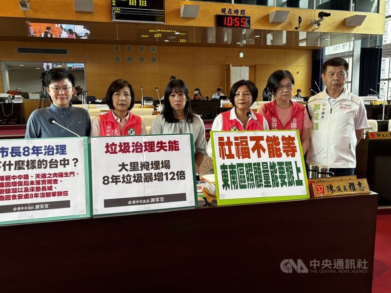 民主進步黨籍台中市議員陳俞融（左起）、陳淑華、謝家宜、陳雅惠、張芬郁與蕭隆澤1日在台中市議會聯合質詢，關切社會福利資源布建議題。中央社記者郝雪卿攝　115年10月1日