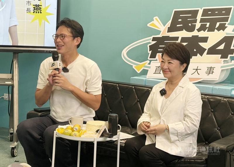 台灣民眾黨新節目「民眾有本4，直球問大事」1日首播，民眾黨主席黃國昌（左）邀台中市長盧秀燕（右）擔任首集來賓，1日在民眾黨新北市議員聯合競選總部直播。中央社記者曹亞沿攝　115年10月1日