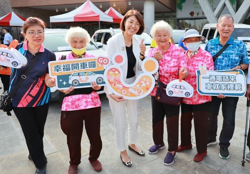 南投縣政府2024年起陸續在各鄉鎮市推動「南投幸福GO」交通服務，隨著南投市啟動試營運，代表完成全縣服務布建，縣府1日特別舉辦全線啟航典禮，南投縣長許淑華（左3）開心出席。（南投縣政府提供）中央社記者蕭博陽傳真　115年10月1日