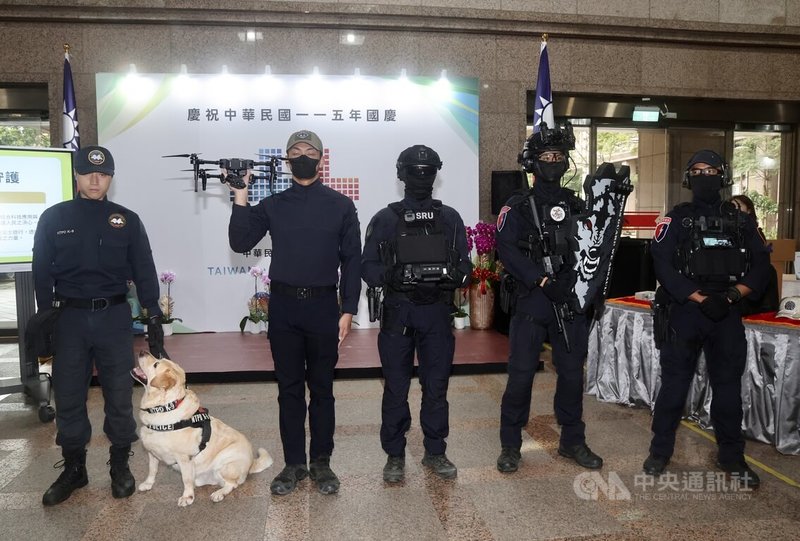 雙十國慶將至，內政部在115年國慶大會特別規劃全社會防衛韌性遊行梯隊展演，1日舉行記者會說明，其中警政署、消防署在展演階段分別規劃警用無人機、維安特勤與各式車輛裝備及警犬隊隨行。中央社記者張皓安攝　115年10月1日