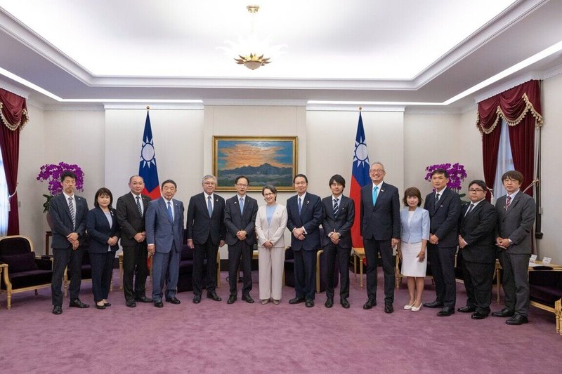 副總統蕭美琴（左7）1日接見大分縣知事佐藤樹一郎，期盼未來持續深化雙方交流，讓台日友好關係更加緊密。（總統府提供）中央社記者葉素萍傳真　115年10月1日