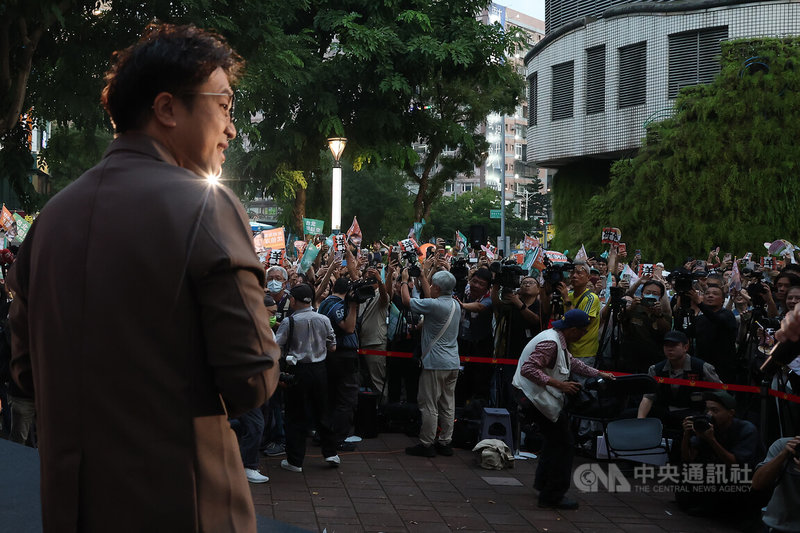 民進黨台北市長參選人沈伯洋（前左）1日在大安區瑠公公園舉辦「市長，你給我聽好了！」肥皂箱開講活動，站上肥皂箱向民眾發表台北未來願景。中央社記者趙世勳攝　115年10月1日