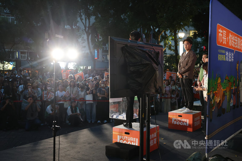 民進黨台北市長參選人沈伯洋（右咖啡色西裝者）1日在大安區瑠公公園舉辦「市長，你給我聽好了！」肥皂箱開講活動，現場邀請民眾上台提問，沈伯洋專注聆聽並回應。中央社記者趙世勳攝　115年10月1日