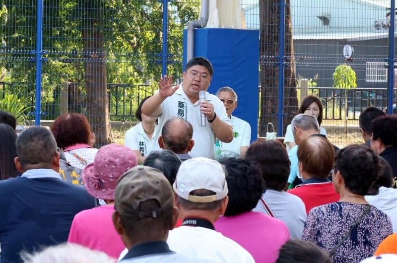 民主進步黨嘉義縣長參選人蔡易餘（中）1日公布醫療社會福利政見，涵蓋長者、弱勢、婦幼、青年及身心障礙者族群等。（蔡易餘競選總部提供）中央社記者黃國芳傳真　115年10月1日