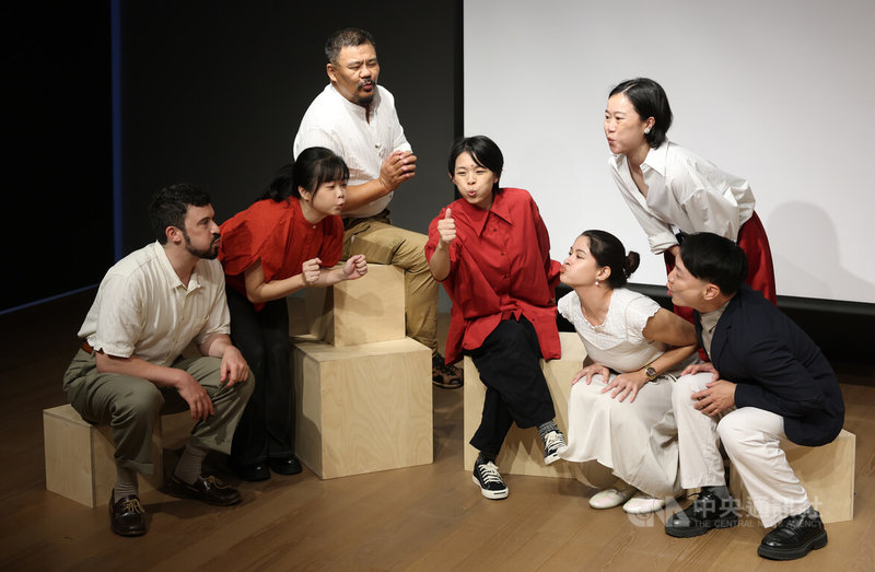 阮劇團2026年以「人生百味」為題推出2部作品，包含「樓上的好人」與「家族排列」，1日在台灣文學糧倉舉辦記者會，現場安排選段讀劇演出。中央社記者趙世勳攝　115年10月1日