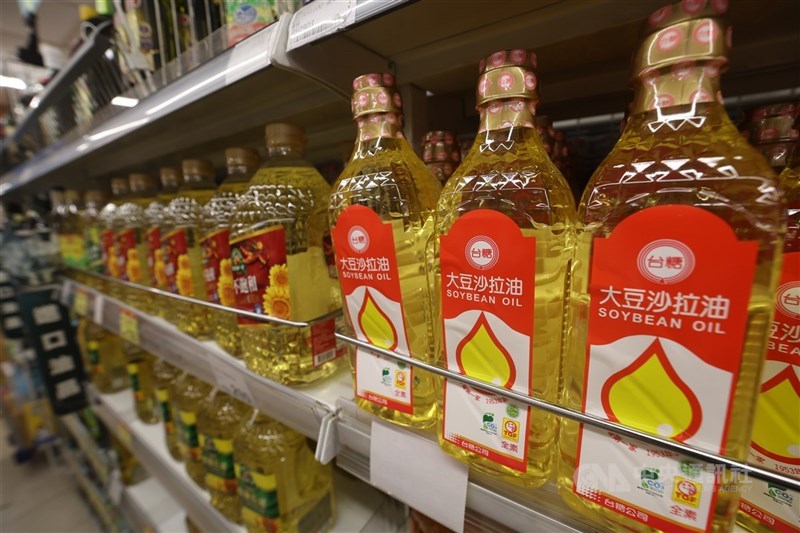 圖為台糖市售沙拉油。（中央社檔案照片）