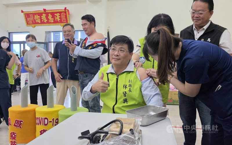 澎湖公費流感疫苗及新冠疫苗1日起開放65歲以上長者等11類重點族群，副縣長林皆興（前右2）等人都率先接種。中央社　115年10月1日