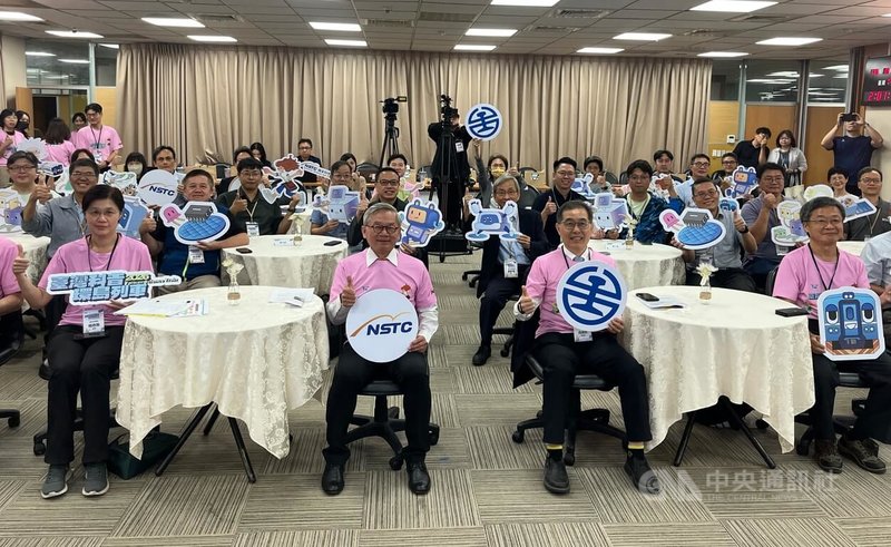 國科會1日舉辦「2026台灣科普環島列車」行前記者會，列車將於19日至24日展開環島6天科學之旅，行經全台18個縣市、30個站點。國科會主委吳誠文（第1排右3）表示，科普活動貼近生活，可以引起小朋友對科學的好奇與興趣，進而提升學習動力。中央社記者趙敏雅攝　115年10月1日