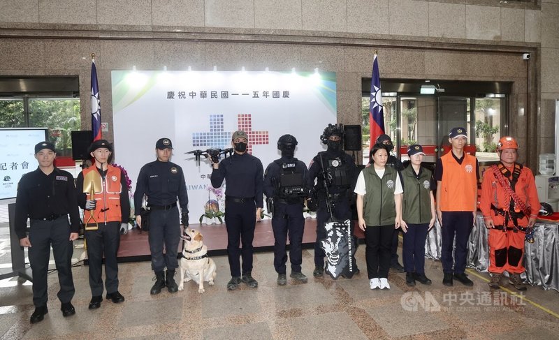 內政部1日舉行記者會，公開說明115年國慶大會特別規畫的「全社會防衛韌性遊行梯隊展演」，將集結不同領域的中央、地方及民間防災士組成5大遊行梯隊，計有超過2500名防災士參與。中央社記者張皓安攝　115年10月1日