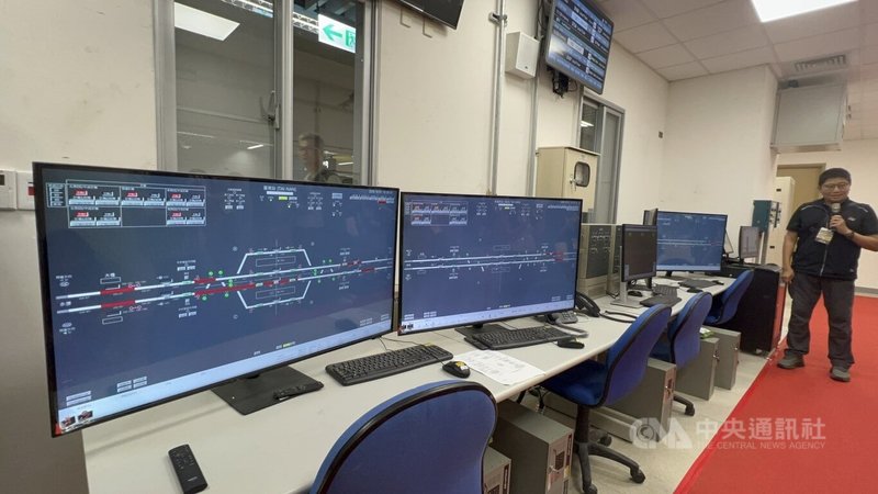 台南市區鐵路地下化第一階段通車倒數，鐵道局工程團隊1日首度公開驗票閘口與站內空間配置，包括行車控制室。中央社記者黃巧雯攝　115年10月1日
