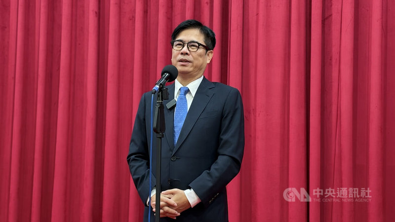 高雄市長陳其邁1日在市議會接受媒體聯訪，回應選舉相關議題，他表示，高雄人對民主政治非常有感，選對人、走對路，對高雄的發展非常關鍵，相信高雄市民一定會做出最好的選擇。中央社記者蔡孟妤攝　115年10月1日