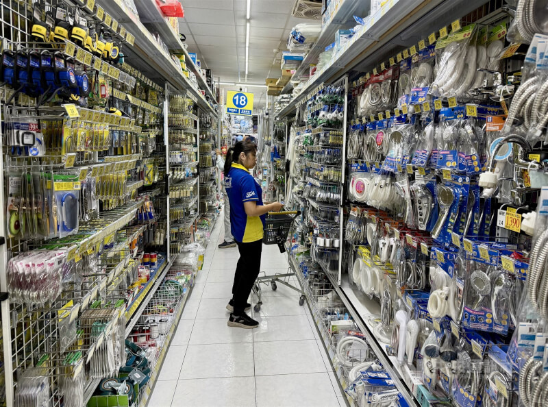 高雄市一處百貨零售業員工正在清點貨架商品。（中央社檔案照片）
