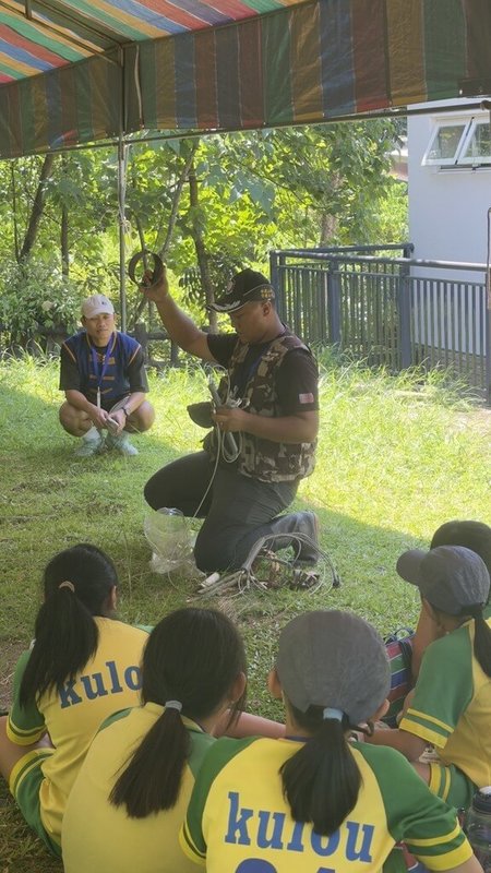 「2026年生存遊戲－我要『伙』下去」科學營在屏東來義鄉登場，邀請文化講師展示改良式獵具並說明使用方法，展現屏東縣來義鄉傳統狩獵文化協會在地培力成果。（屏東縣來義鄉傳統狩獵文化協會提供）中央社記者黃郁菁傳真　115年10月1日