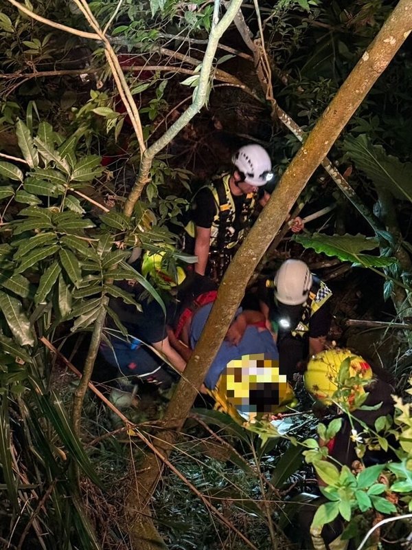 劉姓男子9月29日駕車行經苗栗縣大湖鄉苗61線，不明原因撞擊路旁護欄後翻落邊坡，消防馳援送醫。警方10月1日說，男子經檢測發現有酒精反應，依法送辦。（警方提供）中央社記者管瑞平傳真　115年10月1日