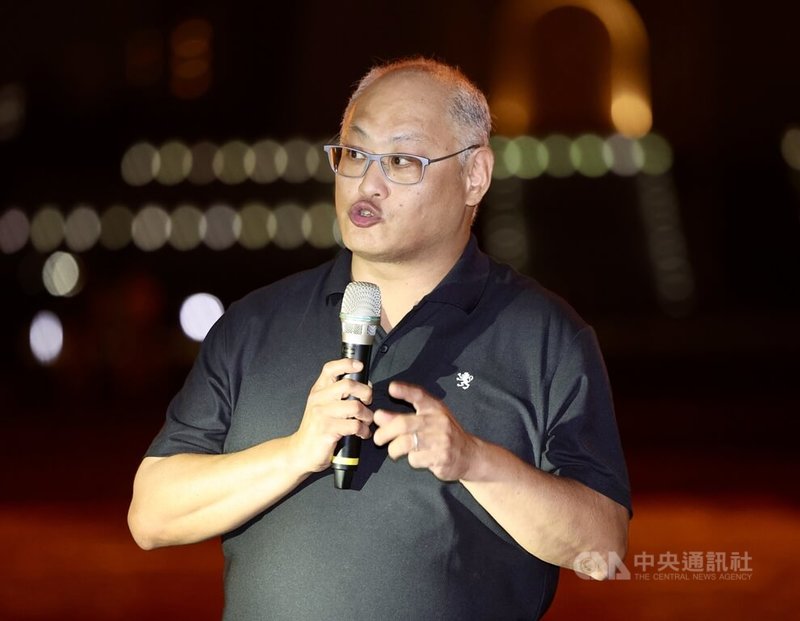 香港邊城青年等民團1日在台北自由廣場舉行「台港連結抵抗極權」活動，現場安排香港民俗傳統「打小人」行動劇，並邀請人權工作者李明哲（圖）等人發表短講，提醒民眾關注極權與跨境鎮壓的威脅。中央社記者張皓安攝　115年10月1日