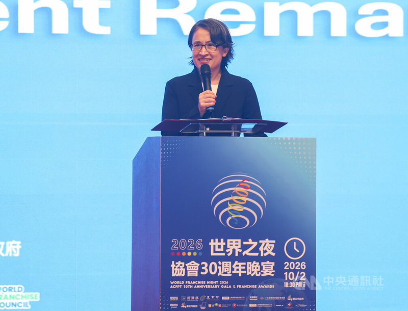 副總統蕭美琴（圖）2日晚間出席「2026世界之夜暨台灣連鎖加盟促進協會30週年晚宴」時致詞表示，台灣連鎖加盟產業從早餐、超商、手搖飲到各式餐飲零售，不僅支撐民眾日常生活與中小企業生態系，更有許多品牌走向世界。中央社記者張新偉攝　115年10月2日