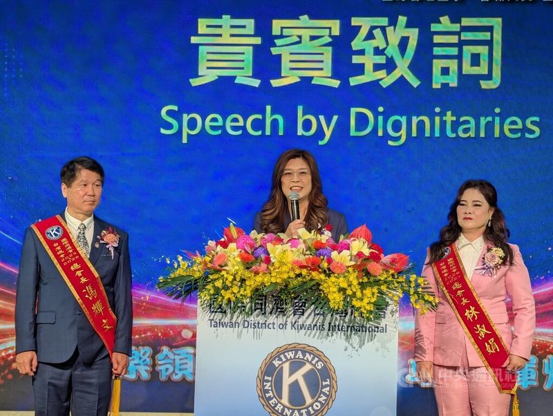 國民黨主席鄭麗文（中）2日到台中出席國際同濟會台灣總會活動，她表示，看到同濟會的精神，也期勉國民黨要將更多的正能量、善良推廣到每一個角落。中央社記者蘇木春攝　115年10月2日