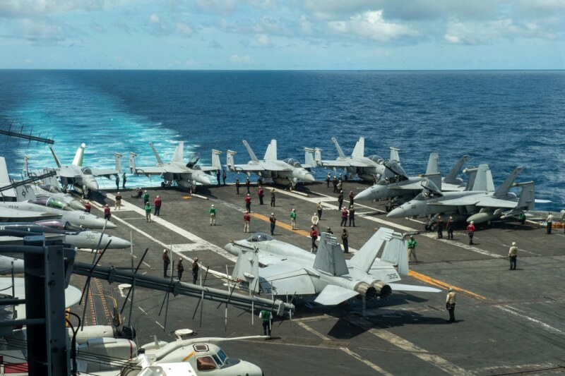 圖為飛機停放在航空母艦羅斯福號的甲板上。 （美國海軍via美聯社）