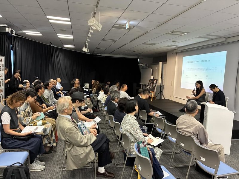 駐日台灣文化中心自1日至30日在東京舉辦「從傳統走向未來—跨越時代的台灣生活工藝展」，服裝設計師簡君嫄的開幕講座吸引約50名喜好台灣工藝品的日本民眾參與。（台灣文化中心提供）中央社記者戴雅真東京傳真 115年10月2日