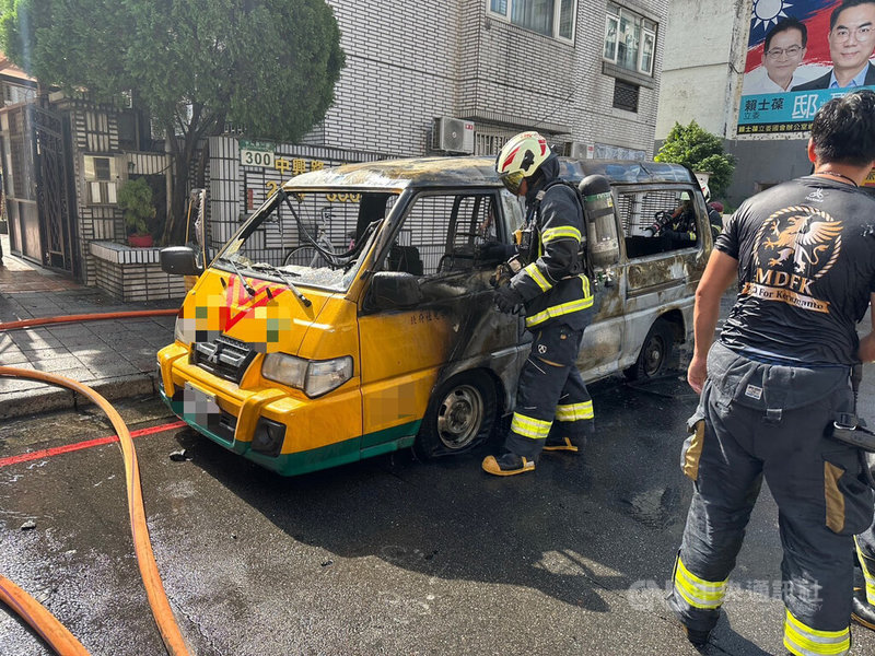 新北市新店區2日上午一輛幼兒園娃娃車在街頭起火燃燒，消防人員射水搶救撲滅火勢，車上駕駛及幼童在起火前就離開車輛，無人傷亡。（翻攝畫面）中央社記者曹亞沿傳真 115年10月2日