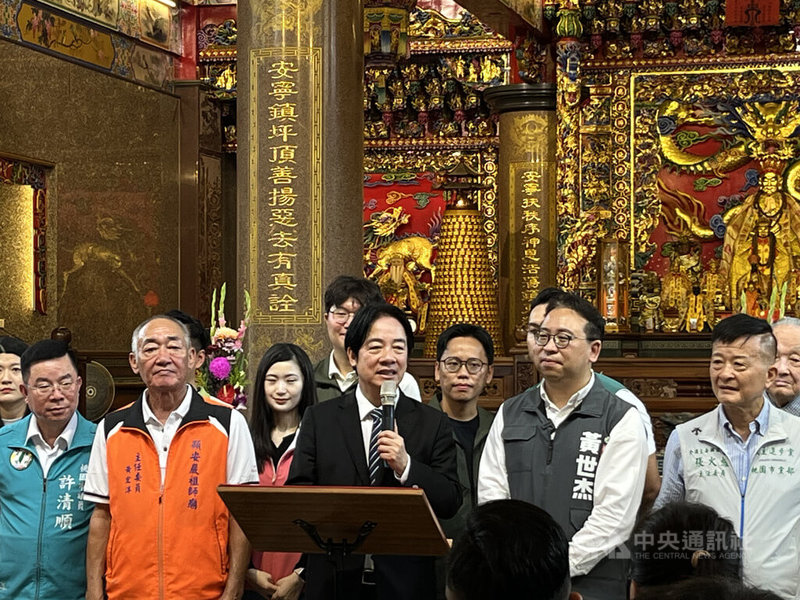 總統賴清德（前中）2日陪同民進黨桃園市長參選人黃世杰（前右2）參拜龜山顯安巖顯應祖師廟，喊話現場民眾當天要出來投票，讓黃世杰當選。中央社記者葉臻攝　115年10月2日