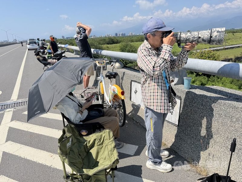 台灣對美軍購66架F-16V（blk70）戰機，首批2架2日中午飛抵台東空軍志航基地，不少軍事迷湧入台東，只為一睹新機風采。中央社記者盧太城攝　115年10月2日
