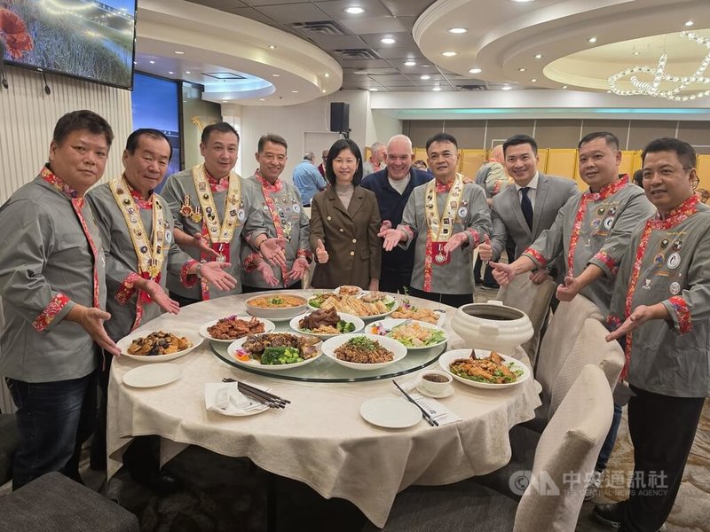 7位台灣名廚在溫哥華大顯身手，端出了滿桌客庄風味的台灣美食，讓美國烹飪聯合會全國主席馬基斯（Rene Marquis，右5）讚不絕口。駐溫哥華僑務組長郭淑貞（左5）讚揚台灣廚師們是美食外交大使。中央社記者程愛芬溫哥華攝　115年10月2日