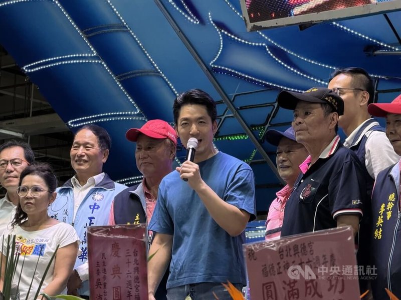 台北市長蔣萬安（持麥克風者）2日中午出席台北市萬華區興德宮餐會，致詞時細數任內政績，盼民眾持續支持。中央社記者葉蓁芸攝　115年10月2日
