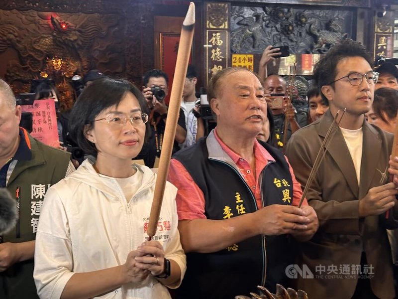 民進黨台北市長參選人沈伯洋（前右）、新北市長參選人蘇巧慧（前左）2日共同前往台北興德宮餐會活動，抵達時先至廟內參拜祈福。中央社記者劉建邦攝　115年10月2日