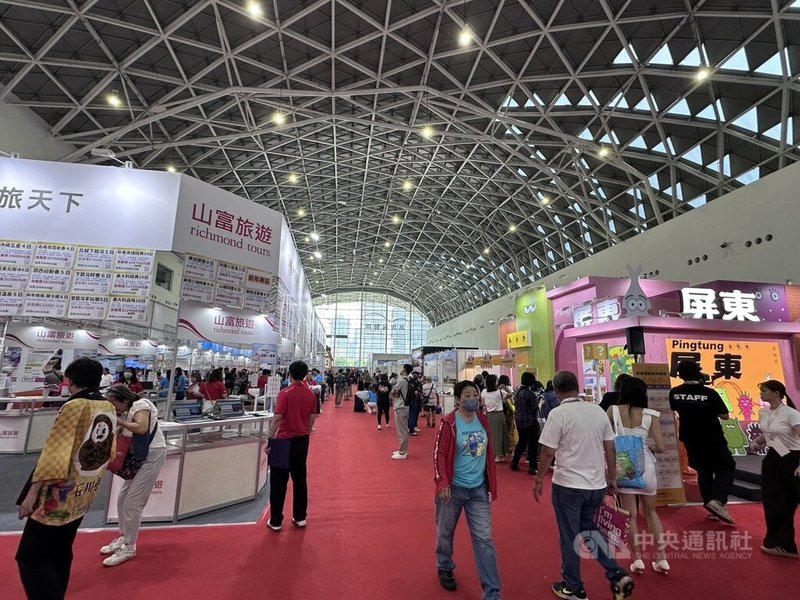 「2026高雄市旅行公會冬季國際旅展」在高雄展覽館正式登場，展期為2至5日，活動集結200家廠商、近400格展位，推出各式優惠吸引買氣。中央社記者林巧璉攝　115年10月2日