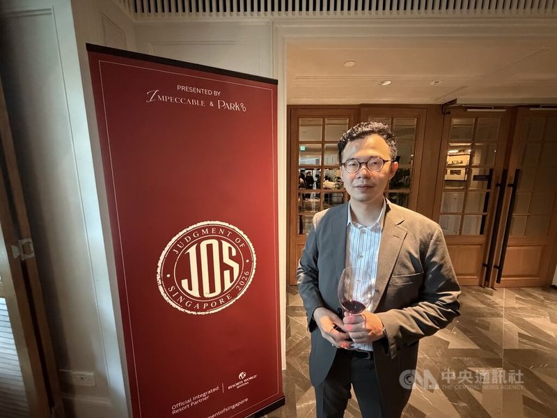 新加坡葡萄酒週系列活動2日展開，來自台灣的國際侍酒師盧楷文擔任評審。中央社記者吳昇鴻新加坡攝 115年10月2日