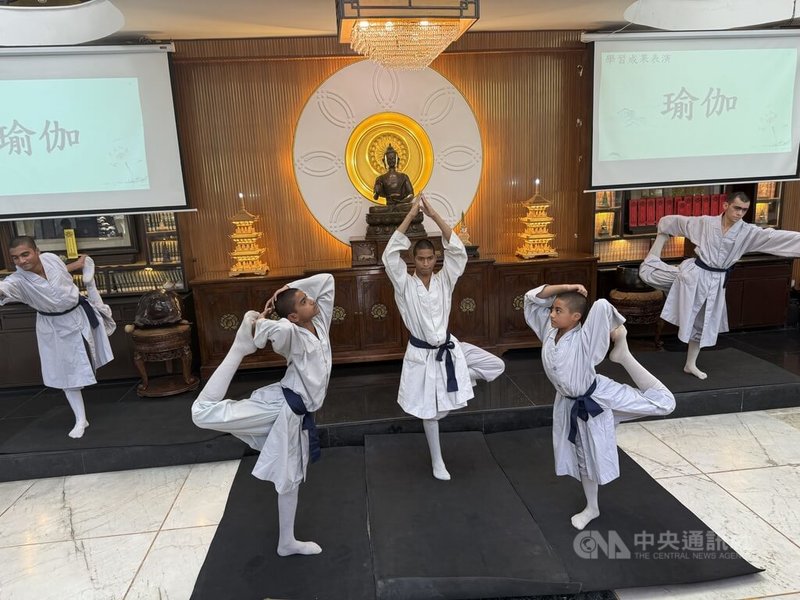 佛光山印度沙彌學園的沙彌2日在開學典禮上，呈現在瑜伽課程所學的成果，展現印度傳統文化。中央社記者李晉緯新德里攝　115年10月2日