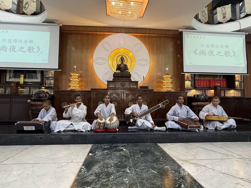 佛光山印度沙彌學園的沙彌2日在開學典禮上，以印度傳統樂器合奏印度傳統樂曲「雨夜之歌」。中央社記者李晉緯新德里攝　115年10月2日