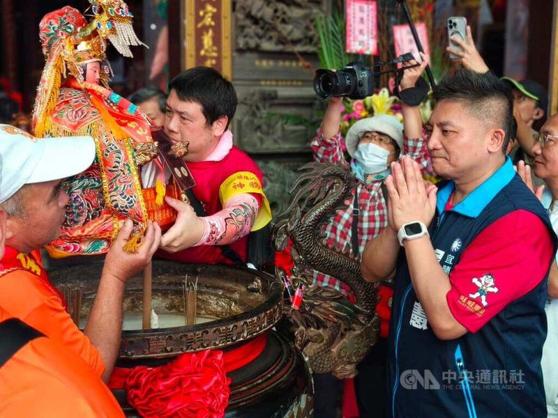 2026蘭陽媽祖文化節2日起熱鬧開跑，國民黨籍宜蘭縣長參選人吳宗憲（前右）也到場參與遶境祈福活動。（取自吳宗憲臉書）中央社記者王朝鈺傳真　115年10月2日