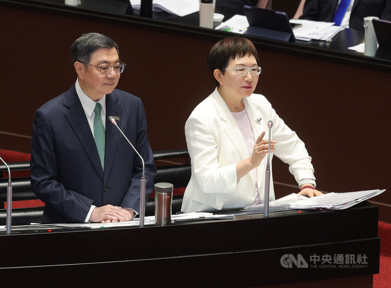 立法院會2日進行施政總質詢，行政院長卓榮泰（左）、財政部長莊翠雲（右）列席備詢，回應貨物稅等議題。中央社記者謝佳璋攝  115年10月2日