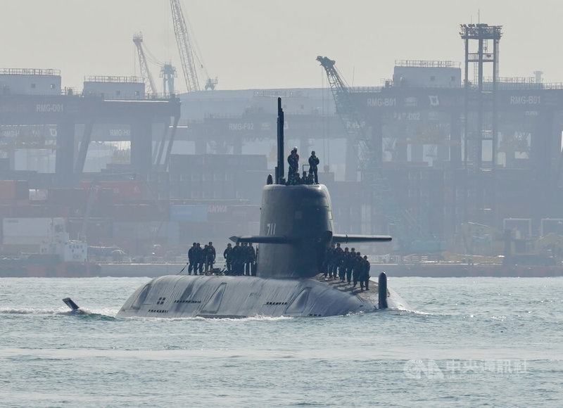 舷號711的潛艦國造原型艦海鯤號2日上午再次駛出高雄港，進行出海及潛航測試，目前海鯤號是在原廠技術協助下，針對前幾次海測的結果進行調整、校正。中央社記者董俊志攝　115年10月2日