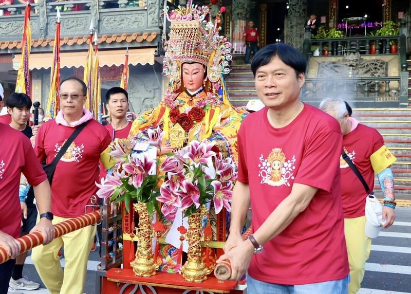 2026蘭陽媽祖文化節2日熱鬧登場，民進黨宜蘭縣長參選人林國漳（前右）現身南方澳進安宮共襄盛舉，參與起駕科儀。（林國漳競選辦公室提供）中央社記者王朝鈺傳真　115年10月2日