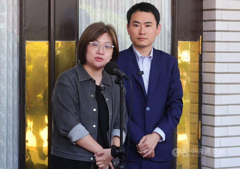 民進黨立法院黨團副幹事長陳培瑜（左）、陳冠廷（右）2日在立法院議場前受訪，呼籲在野黨趕快通過追加預算案。中央社記者謝佳璋攝  115年10月2日