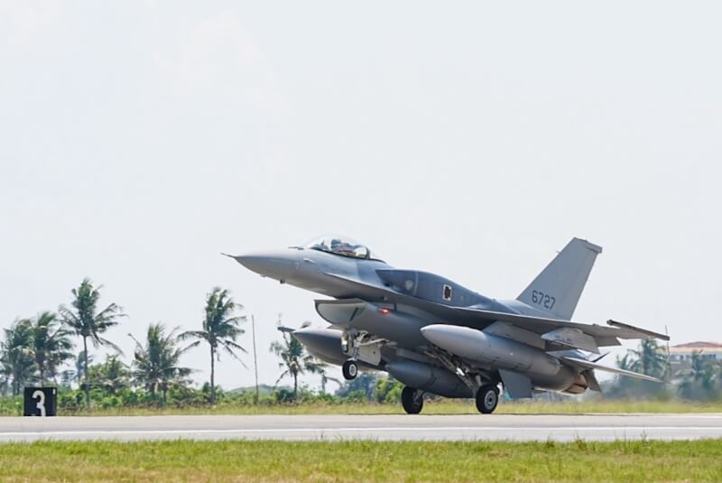 編號6727全新F-16V（blk70）戰機2日飛抵台灣，降落台東志航空軍基地。中央社記者游凱翔攝 115年10月2日