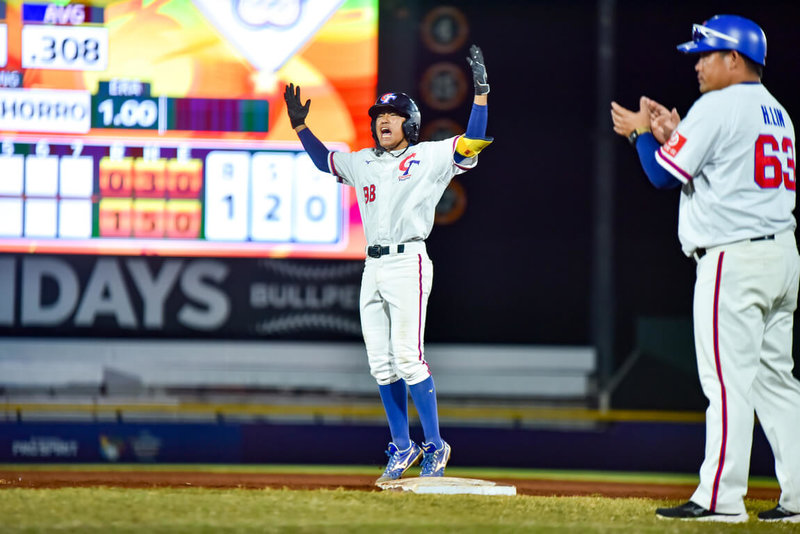 U15世界盃棒球賽超級循環賽2日開打，台灣隊一壘手黃承勳（左）單場敲出3支安打，幫助球隊以10比0在6局提前擊敗墨西哥隊。（WBSC提供）中央社記者蘇志畬傳真　115年10月2日