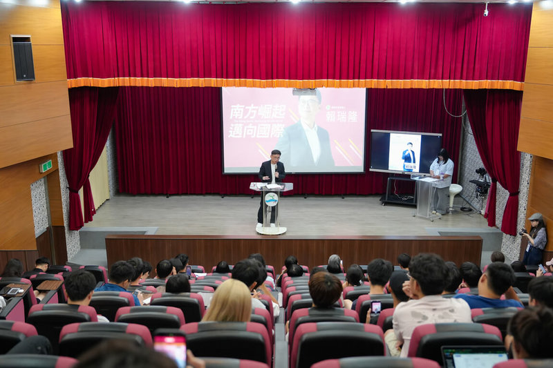 民進黨高雄市長參選人賴瑞隆（後中）1日晚間出席「2026市長候選人青年論壇」，承諾當選後，將推動全國第一部綜合性的「高雄市青年發展自治條例」。（賴瑞隆辦公室提供）中央社記者林巧璉傳真　115年10月2日